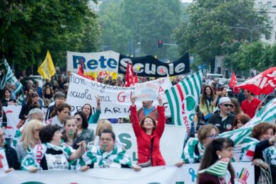 Scuola, stralciato il 5 per 1000. M5s: “Renzi come Mussolini”
