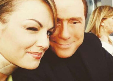 Berlusconi sbarca su Instagram: foto con la Pascale e Dudù