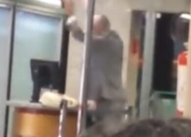 Formigoni, urla e insulti all’aeroporto per il volo perso. IL VIDEO