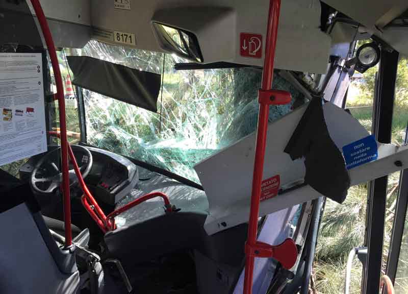 Autista sviene. Bus contro un albero: 9 feriti e tanta paura a Cinecittà Autista sviene. Bus contro un albero: 9 feriti e tanta paura a Cinecittà