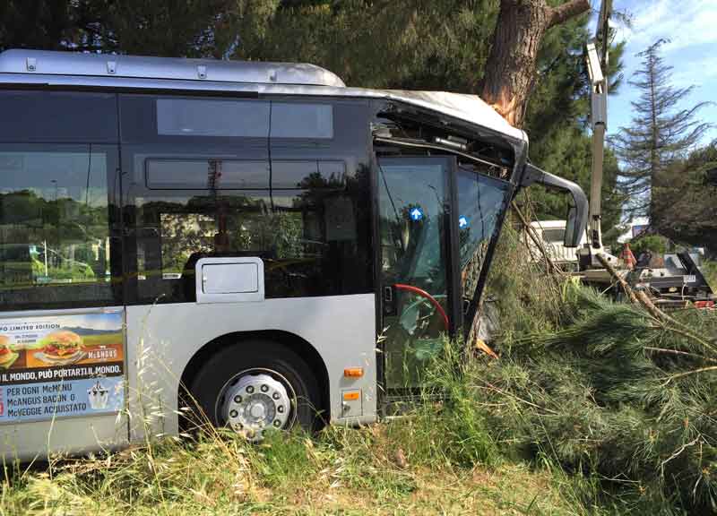Autista sviene. Bus contro un albero: 9 feriti e tanta paura a Cinecittà Autista sviene. Bus contro un albero: 9 feriti e tanta paura a Cinecittà