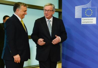 Riga, Juncker accoglie Orban con una gaffe: “Ciao dittatore”