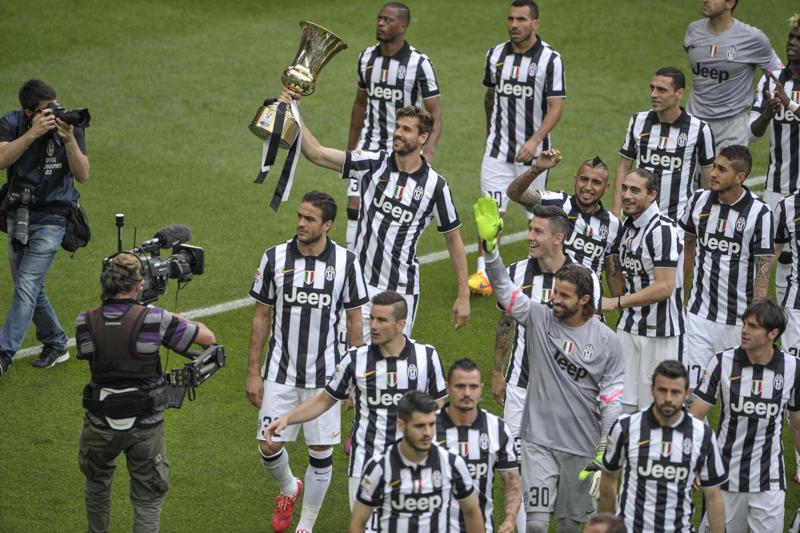 Juventus, tris al Napoli e la Roma va in Champions League