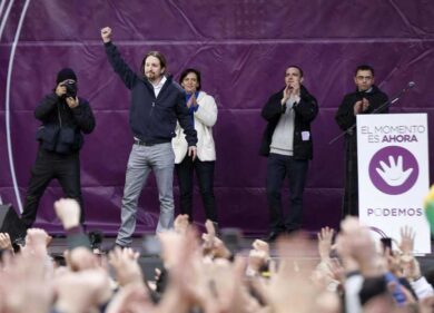 Podemos archivia il bipartitismo. Guasto elettronico al voto, Siviglia col fiato sospeso