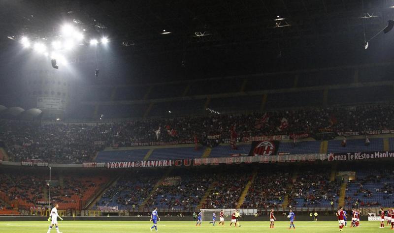 Milan, la Curva Sud: “Berlusconi fai campagna acquisti o elettorale?”