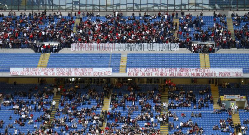 Milan, la Curva Sud: “Berlusconi fai campagna acquisti o elettorale?”