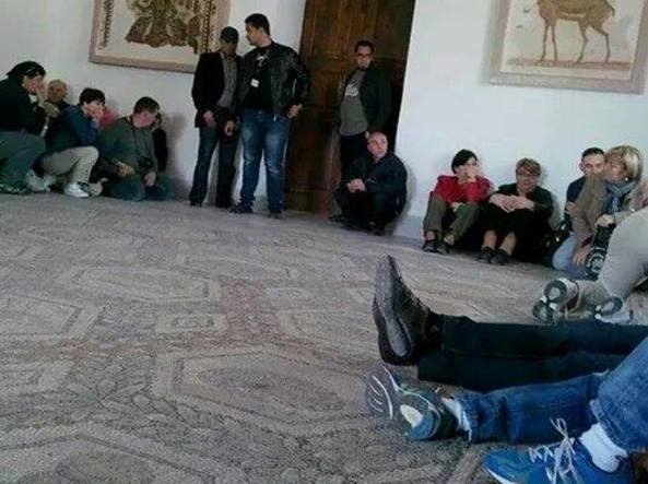 Tunisi, attacco ad una caserma. Cinque morti Tunisi, attacco ad una caserma. Cinque morti