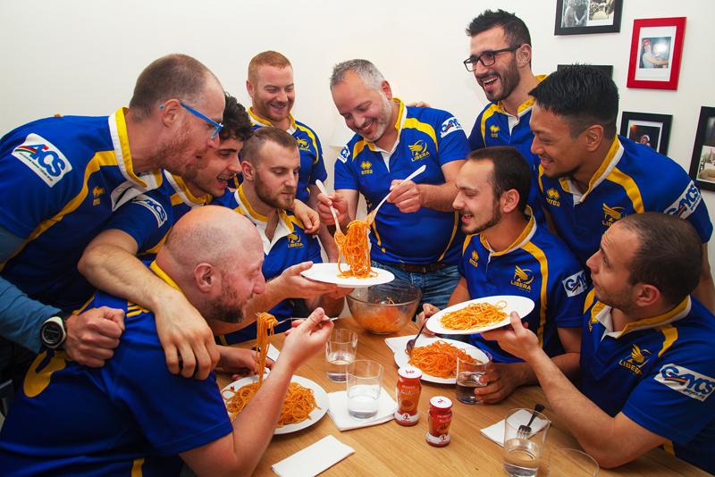 Rugby, le leggende in campo insieme alla squadra gay friendly Rugby, le leggende in campo insieme alla squadra gay friendly