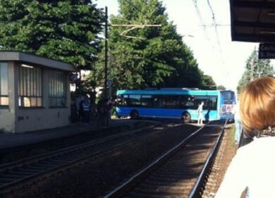 Autobus resta incastrato sui binari: caos sulla linea S6