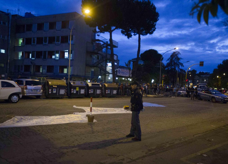 Banda di rom fugge dalla polizia. Folle corsa: 8 travolti e 1 morta Banda di rom fugge dalla polizia. Folle corsa: 8 travolti e 1 morta