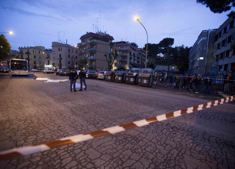 Banda di rom fugge dalla polizia. Folle corsa: 8 travolti e 1 morta Banda di rom fugge dalla polizia. Folle corsa: 8 travolti e 1 morta