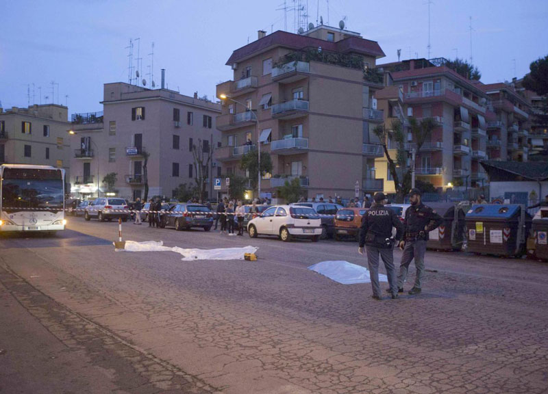 Banda di rom fugge dalla polizia. Folle corsa: 8 travolti e 1 morta Banda di rom fugge dalla polizia. Folle corsa: 8 travolti e 1 morta