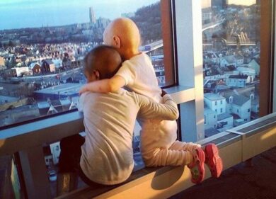 Le bambine malate abbracciate, la foto che commuove il web