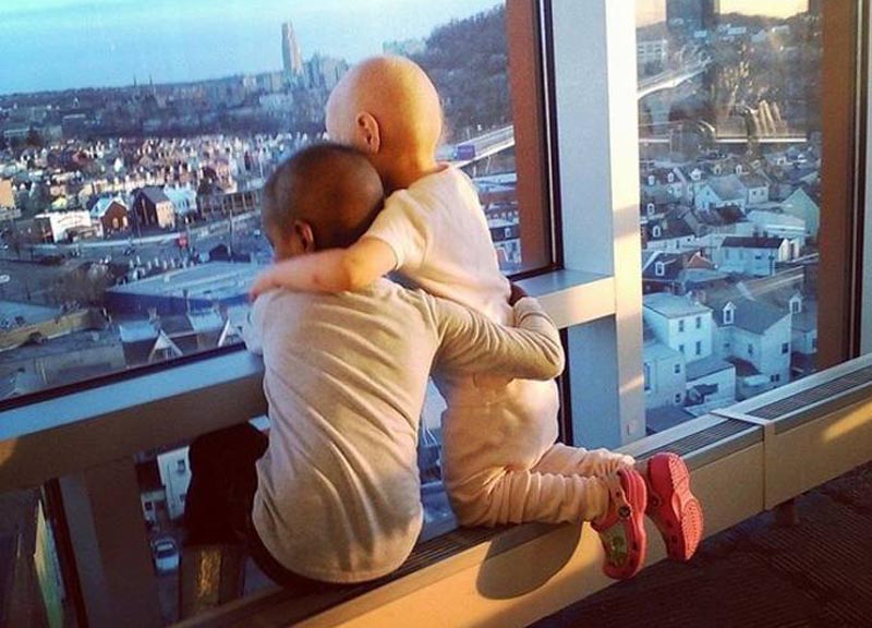 Le bambine malate abbracciate, la foto che commuove il web Le bambine malate abbracciate, la foto che commuove il web