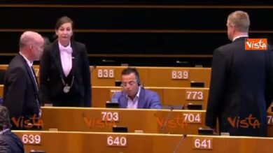 Buonanno mangia una banana per protesta. Espulso dall’Europarlamento