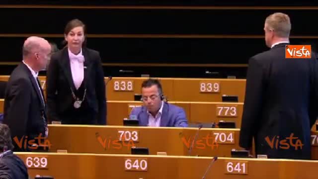 Buonanno mangia una banana per protesta. Espulso dall’Europarlamento Buonanno mangia una banana per protesta. Espulso dall’Europarlamento