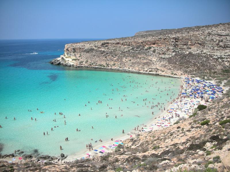 Bottiglie di plastica, batterie e reti. Spiagge come discariche. La mappa dell’orrore Bottiglie di plastica, batterie e reti. Spiagge come discariche. La mappa dell’orrore