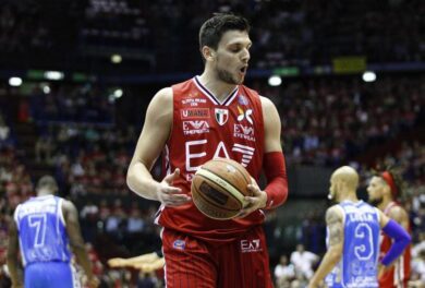 Olimpia ko con Sassari. Banchi: “Condizionati dai falli di Gentile”