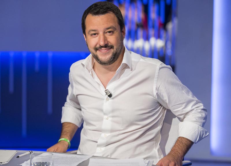 Salvini sugli immigrati: “Chi non vota domani è complice dell’invasione” Salvini sugli immigrati: “Chi non vota domani è complice dell’invasione”