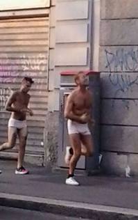 Rocco Siffredi, Fedez e J-Ax in mutande e di corsa a Milano Rocco Siffredi, Fedez e J-Ax in mutande e di corsa a Milano