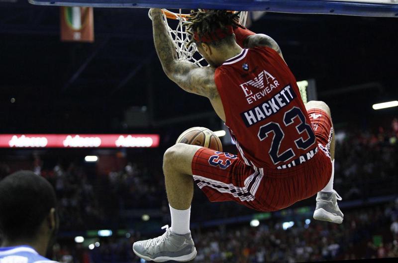 Hackett, Gentile e Moss trascinano l’Olimpia Milano: è 1-1 con Sassari