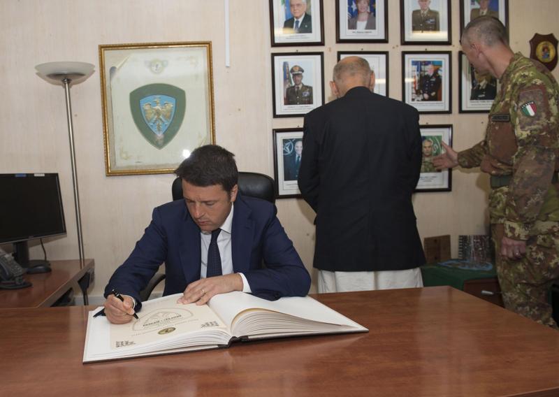 Renzi non commenta il voto e vola a Kabul. “Restiamo in Afghanistan” Renzi non commenta il voto e vola a Kabul. “Restiamo in Afghanistan”