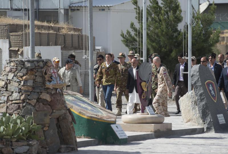 Renzi non commenta il voto e vola a Kabul. “Restiamo in Afghanistan” Renzi non commenta il voto e vola a Kabul. “Restiamo in Afghanistan”