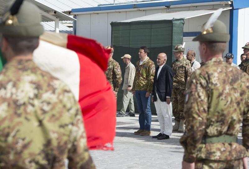 Renzi non commenta il voto e vola a Kabul. “Restiamo in Afghanistan” Renzi non commenta il voto e vola a Kabul. “Restiamo in Afghanistan”