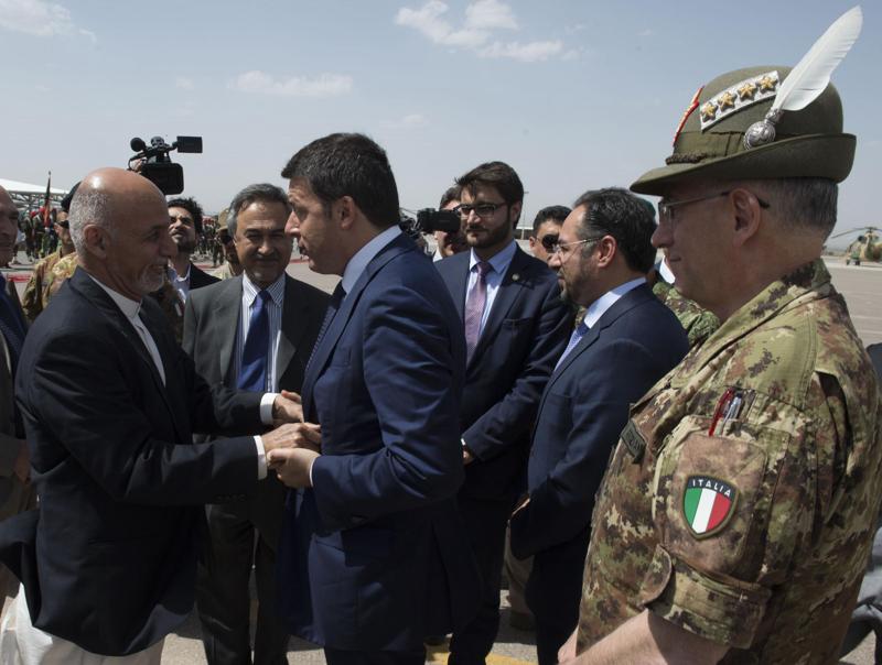 Renzi non commenta il voto e vola a Kabul. “Restiamo in Afghanistan” Renzi non commenta il voto e vola a Kabul. “Restiamo in Afghanistan”