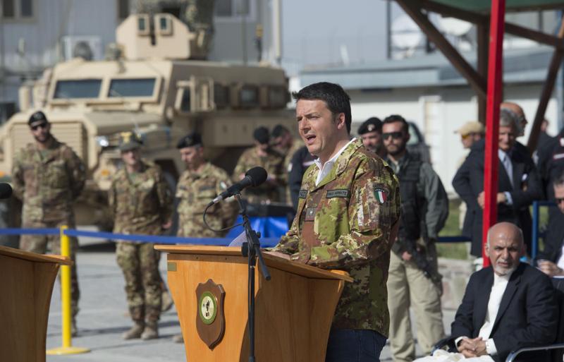 Renzi non commenta il voto e vola a Kabul. “Restiamo in Afghanistan” Renzi non commenta il voto e vola a Kabul. “Restiamo in Afghanistan”
