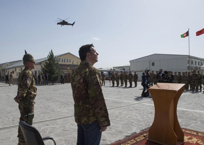 Renzi non commenta il voto e vola a Kabul. “Restiamo in Afghanistan” Renzi non commenta il voto e vola a Kabul. “Restiamo in Afghanistan”