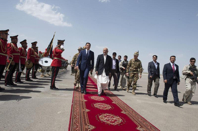Renzi non commenta il voto e vola a Kabul. “Restiamo in Afghanistan” Renzi non commenta il voto e vola a Kabul. “Restiamo in Afghanistan”