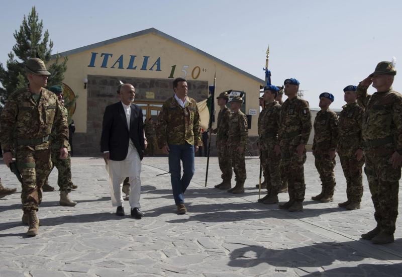 Renzi non commenta il voto e vola a Kabul. “Restiamo in Afghanistan” Renzi non commenta il voto e vola a Kabul. “Restiamo in Afghanistan”