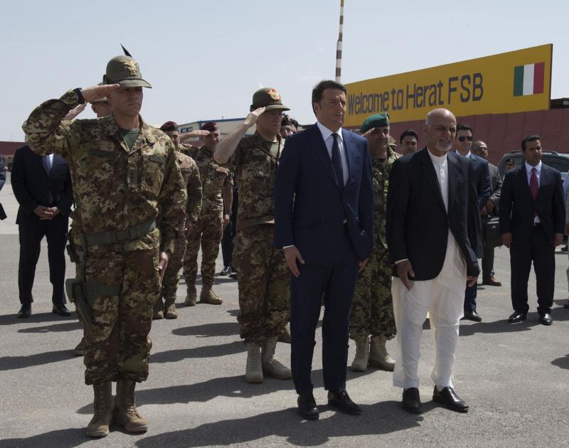 Renzi non commenta il voto e vola a Kabul. “Restiamo in Afghanistan” Renzi non commenta il voto e vola a Kabul. “Restiamo in Afghanistan”