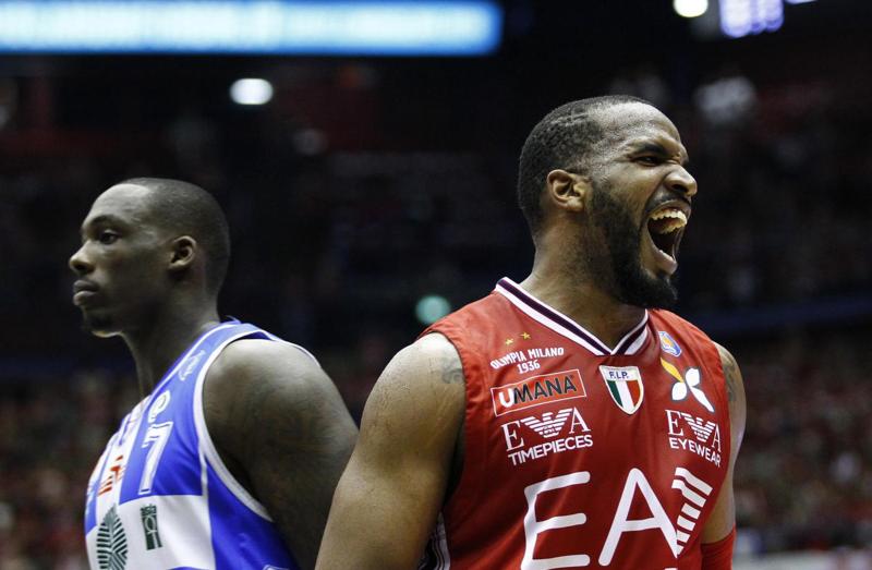 Hackett, Gentile e Moss trascinano l’Olimpia Milano: è 1-1 con Sassari