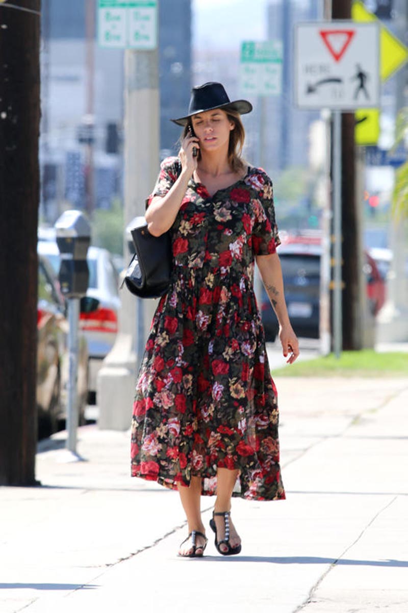 Elisabetta Canalis, super-pancione per le vie di Los Angeles Elisabetta Canalis, super-pancione per le vie di Los Angeles