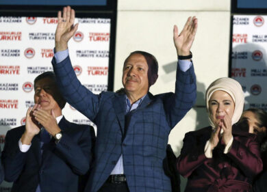 Turchia, Erdogan vuole la maggioranza assoluta. Così diventerà un autentico Sultano