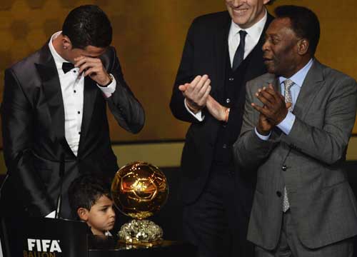 In aereo con 55mila euro nella borsetta. Fermata la madre di Cristiano Ronaldo In aereo con 55mila euro nella borsetta. Fermata la madre di Cristiano Ronaldo