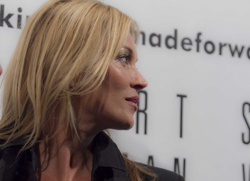 Kate Moss molesta in aereo. Portata fuori con la forza