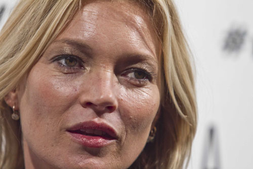 Kate Moss molesta in aereo. Portata fuori con la forza