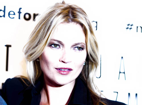 Kate Moss molesta in aereo. Portata fuori con la forza