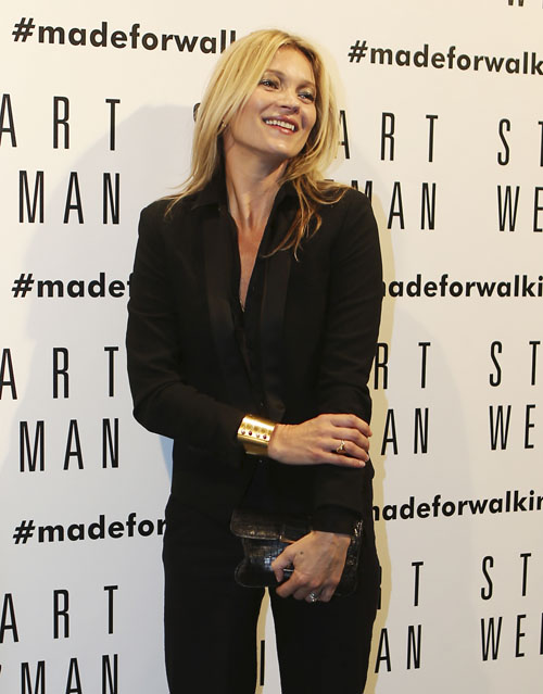 Kate Moss molesta in aereo. Portata fuori con la forza