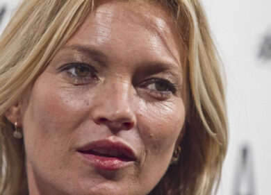 Kate Moss molesta in aereo. Portata fuori con la forza