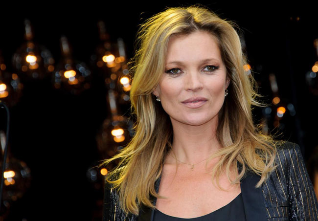 Kate Moss molesta in aereo. Portata fuori con la forza