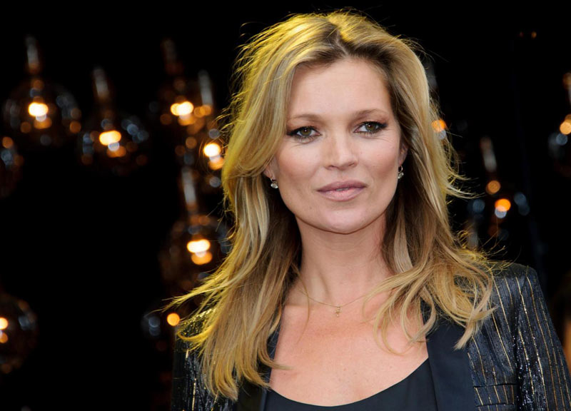 Kate Moss molesta in aereo. Portata fuori con la forza