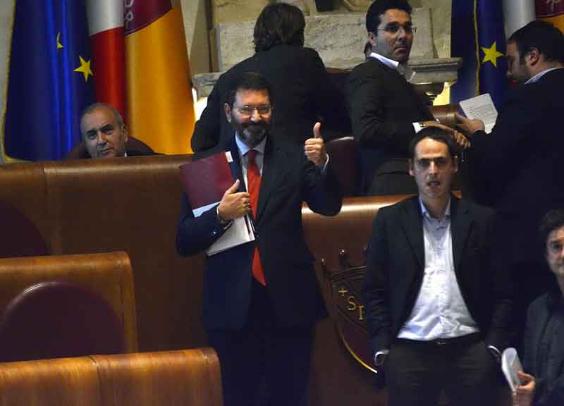 Raccolta di firme per sciogliere il Comune. Le opposizioni in guerra: “Marino in aula” Raccolta di firme per sciogliere il Comune. Le opposizioni in guerra: “Marino in aula”