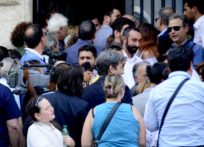 Esplode l’ira dei romani: E’ assedio al Campidoglio. Il Consiglio comunale si blinda. Il grido: “Onestà”
