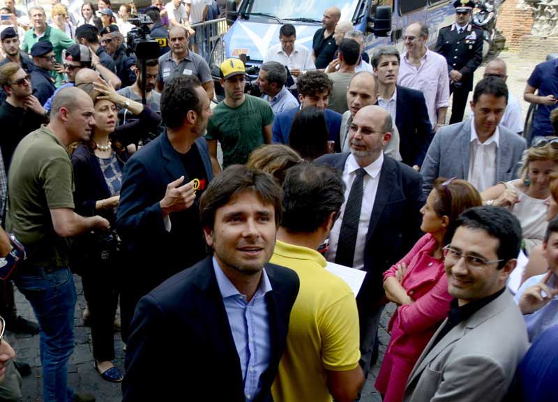 Esplode l’ira dei romani: E’ assedio al Campidoglio. Il Consiglio comunale si blinda. Il grido: “Onestà”