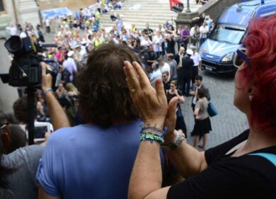 Esplode l’ira dei romani: E’ assedio al Campidoglio. Il Consiglio comunale si blinda. Il grido: “Onestà”