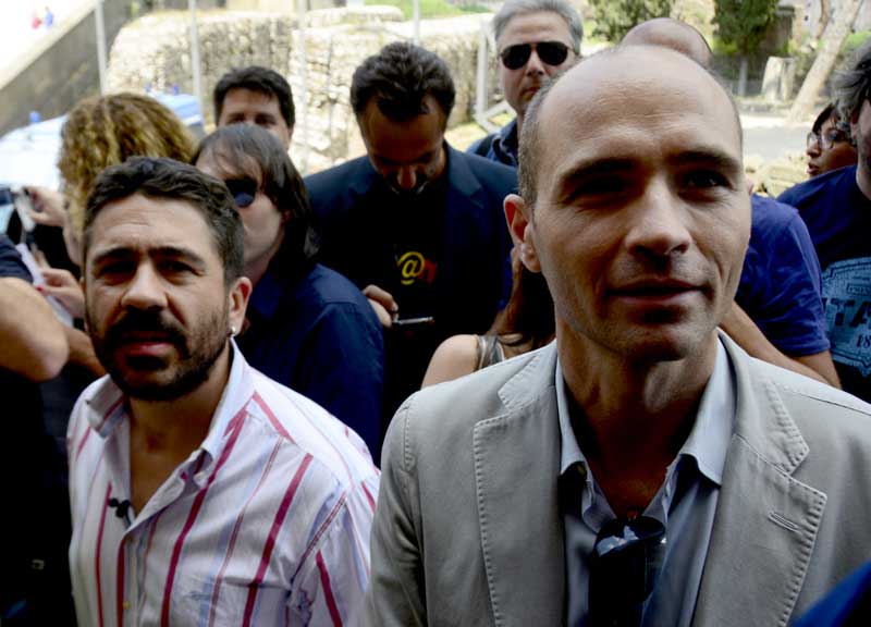 Esplode l’ira dei romani: E’ assedio al Campidoglio. Il Consiglio comunale si blinda. Il grido: “Onestà”